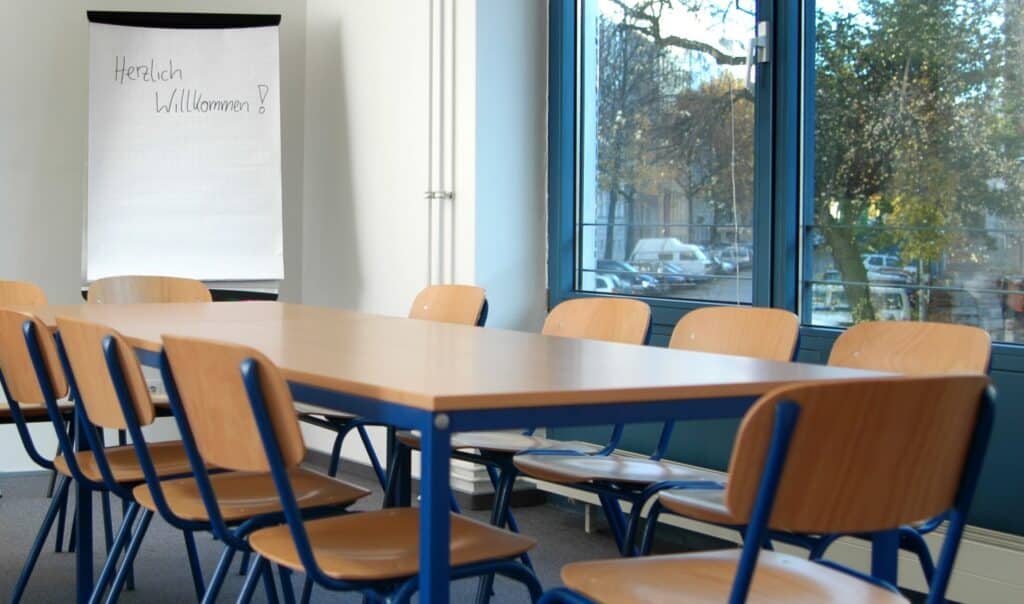 selbständige Frauen, ein leerer Seminarraum, ein Flipchart mit "Herzlich willkommen"